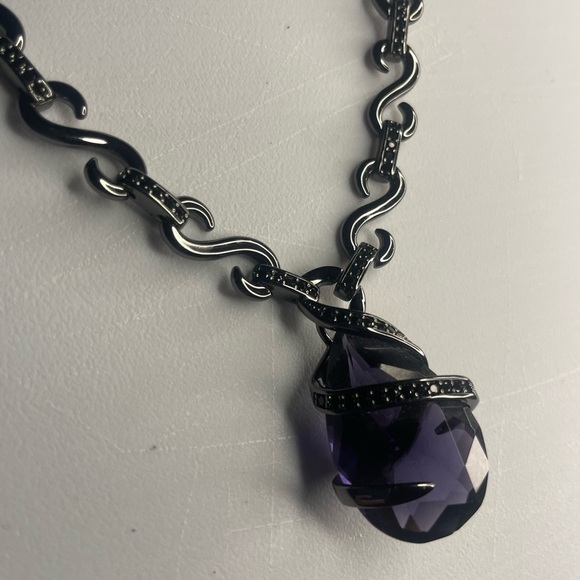 nOIr, Elegant Black and Purple Necklace - Picture 6 of 10